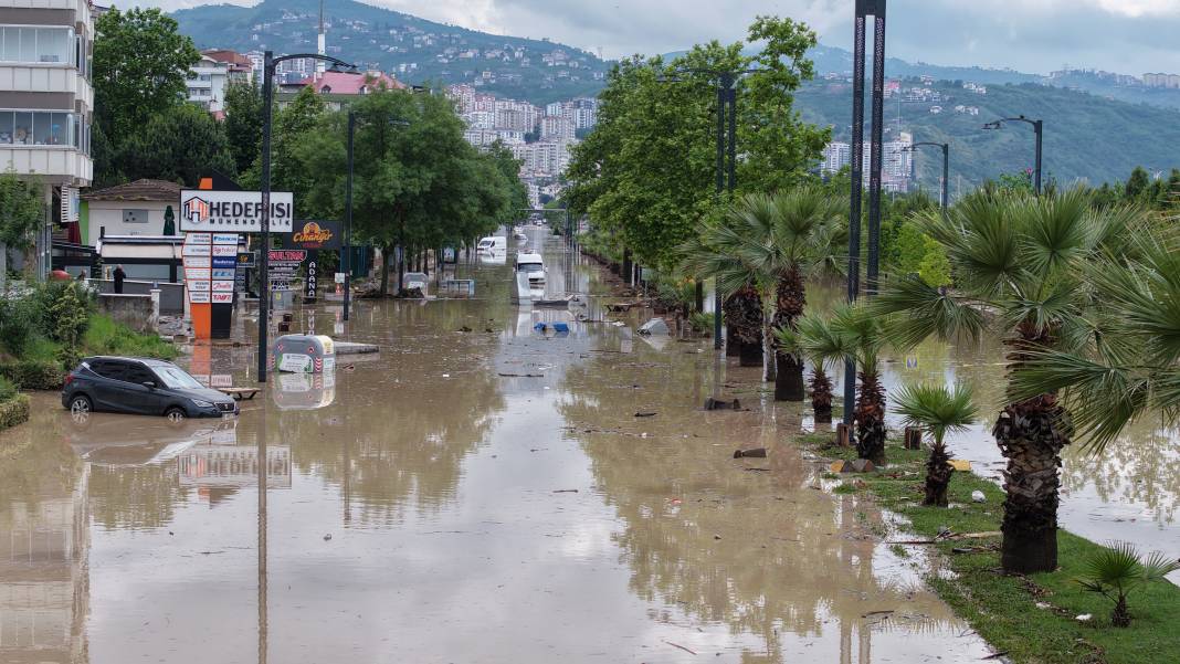 Sel suları Trabzon’u vurdu! Toklu deresi taştı, eski devlet sahil yolu Venedik’e döndü 39
